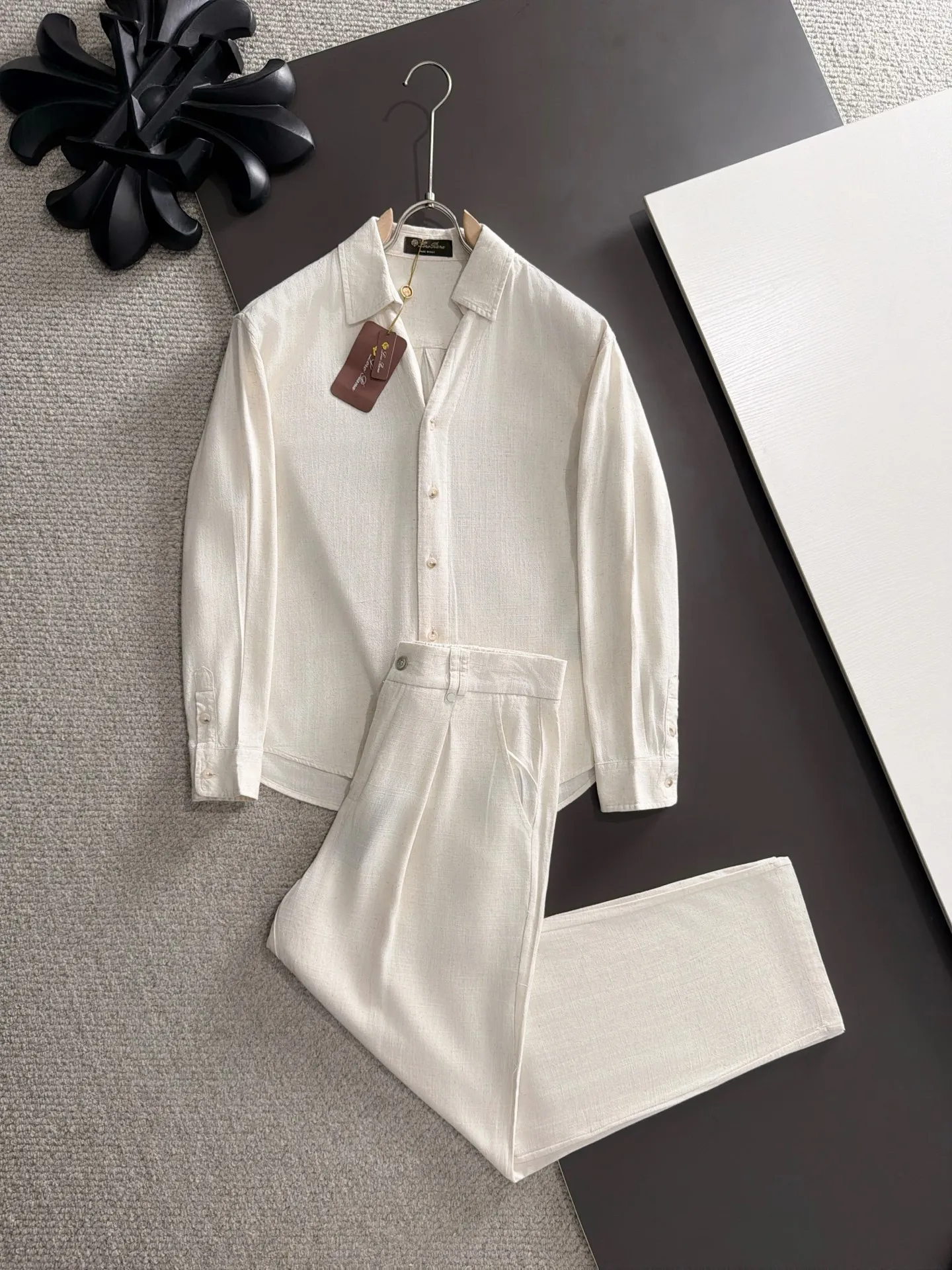 Next day shipment LP high quality Loro Piana 26ss autumn and winter New Arrival linen shirt set Made of one-on-one combed cotton yarn knitted linen fabrics, no pressure in and out of the counter Exclusive control of raw materials It feels substantial when weighed, and the upper body is more textured than ordinary T-shirts. This texture can cope with the weather easily and is suitable for both hot and cold! Loose fit design, looks noble. The only correct version is available Size: M to XXXL